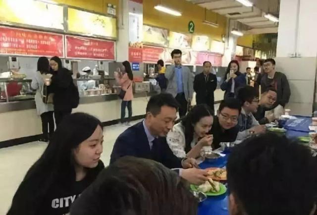 企業(yè)怎樣選擇標(biāo)準食堂承包優(yōu)點